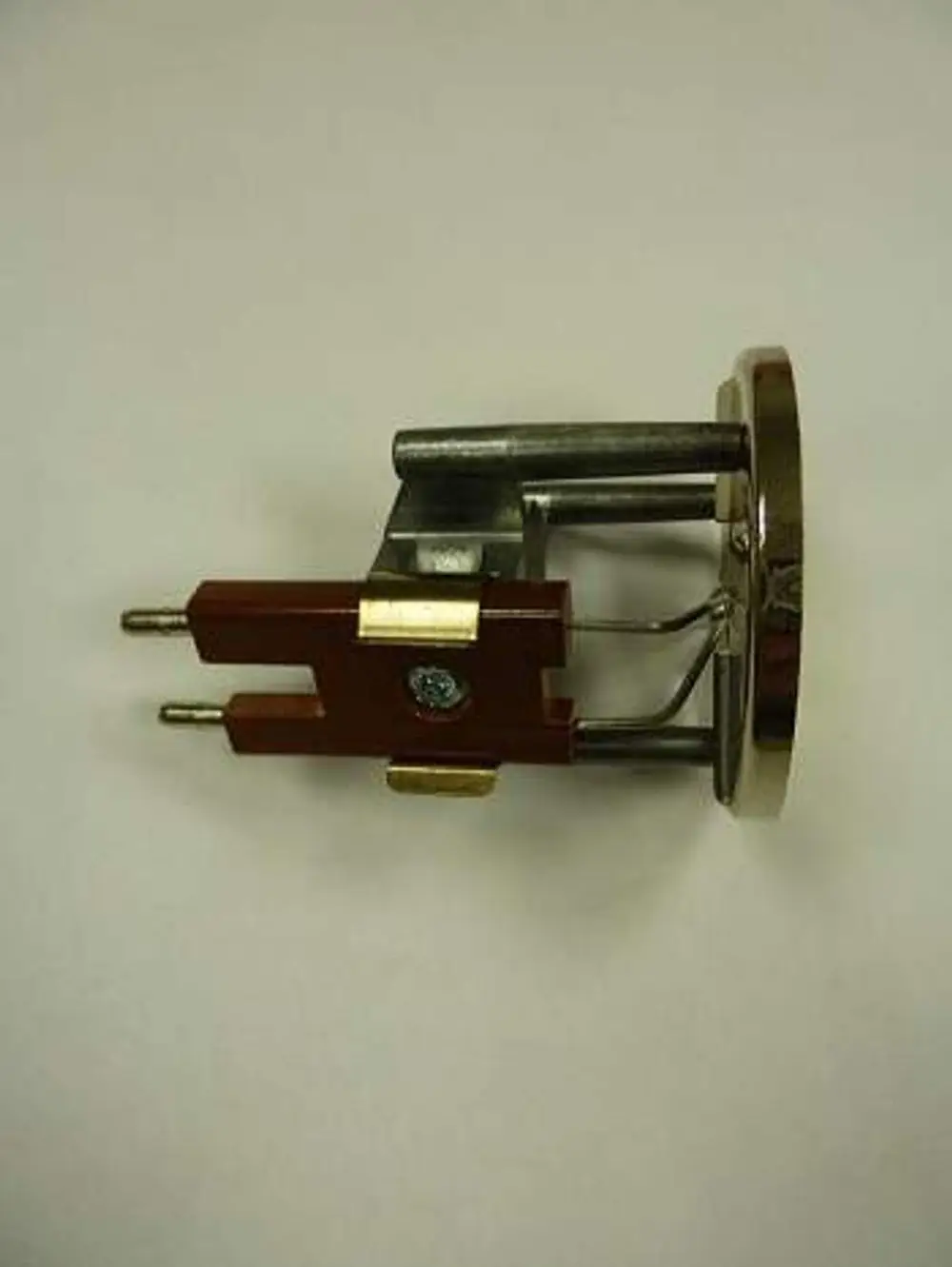 Stauscheibe für Elektrodensystem, hergestellt von Remeha. Das Produkt zeigt eine metallische Konstruktion mit zwei langen Polen und einer runden Rückseite.